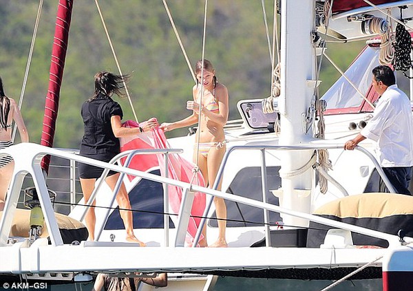 Taylor Swift wears a seductive bikini on a luxury yacht 4